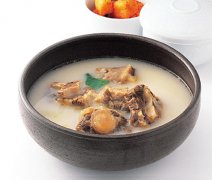 韩国首尔美食：炖牛尾汤 牛尾巴文火熬熟