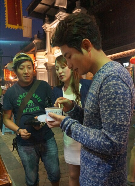 朴施厚为电影《香气》配音夜游北京小吃街,影视