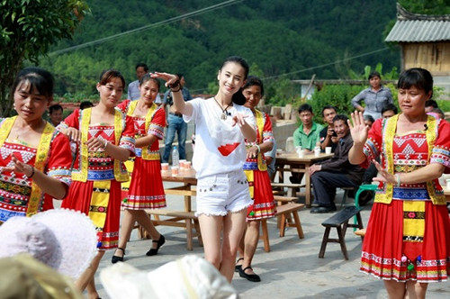 《明星到我家》第七期普洱温泉村舞蹈表演,影视