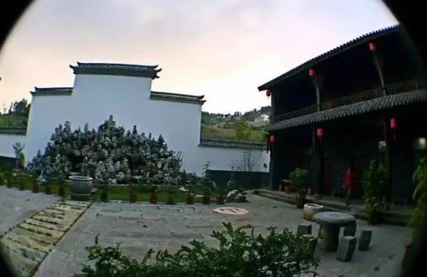 昆明民宿山居酒店：昆明市红土地花沟村锅底塘红土地风景区山居酒店,影视