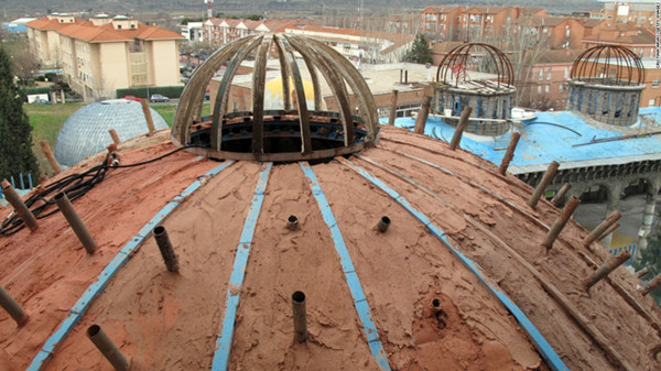 西班牙僧人耗时50年自建教堂,影视