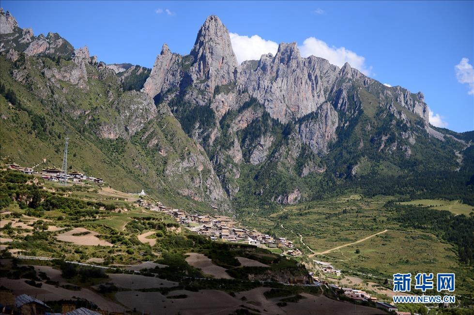 甘肃甘南“石城” 扎尕那山脚下的藏族村寨,影视