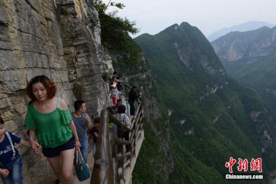 重庆云阳县龙缸旅游景区绝壁栈道 游客步步惊心,影视