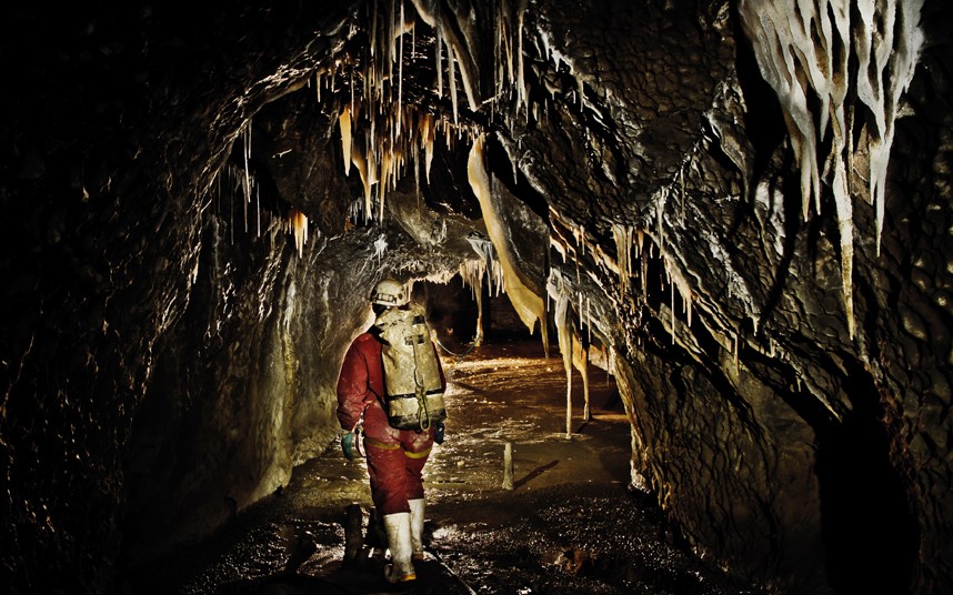 新西兰地下溶洞奇观-阿瑟山内托贝溶洞,影视