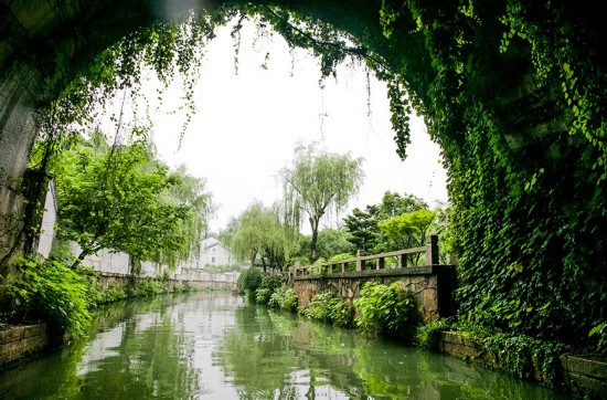 苏州著名的盘门三景便是这里，水陆并举的城门，横跨运河的吴门桥，大气磅礴的瑞光塔，古运河在旁边环绕而过。
