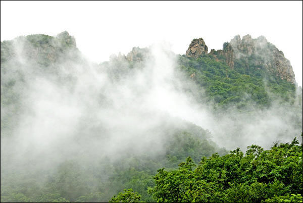 清秋风雨缠绵雾弥漫 细细情思总绕雾灵山,影视