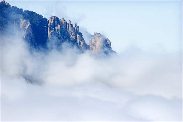 清秋风雨缠绵雾弥漫 细细情思总绕雾灵山,影视