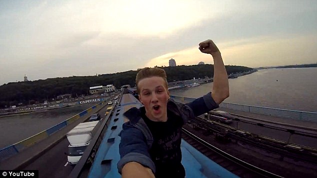 乌克兰男孩成功跳上行驶列车车顶视频点击过百,影视