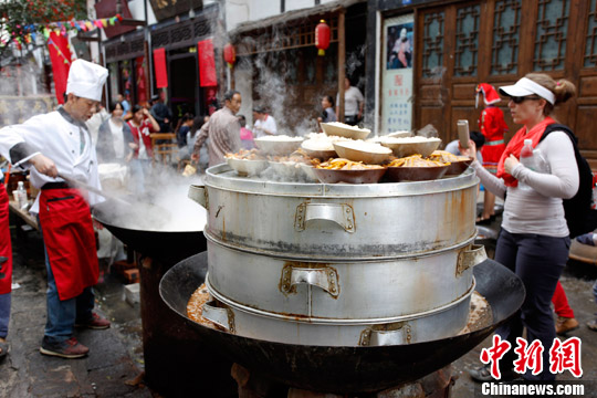 云南昭通盐津县豆沙镇美食节 古镇长街宴,影视