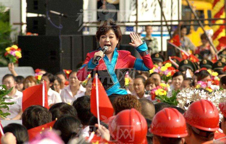 歌手李琼献唱。她演唱了歌曲《红色歌谣》和