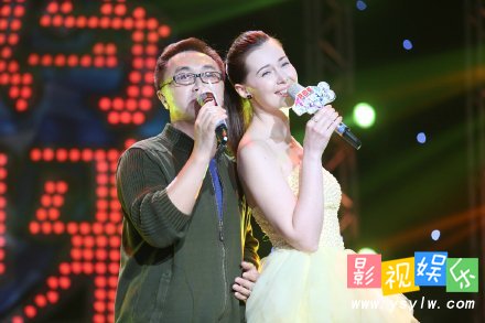 妈妈咪呀珂萨娜红莓花儿开 与丈夫合唱中俄双语,影视