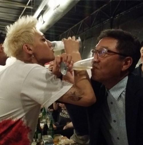 EXO黄子韬与SM娱乐老板喝交杯酒,影视