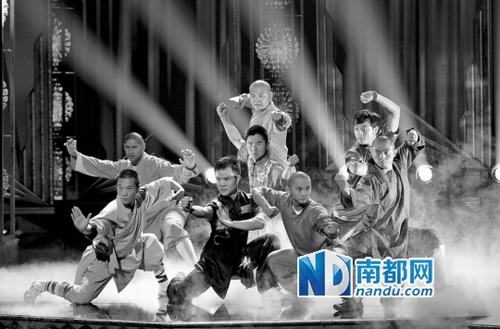 颁奖礼上有少林僧兵台上打拳。