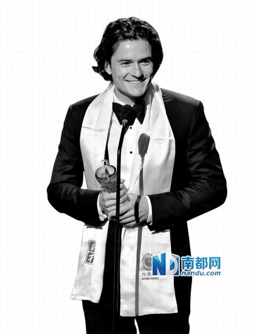获奖人所戴的丝绸围巾很有中国特色。