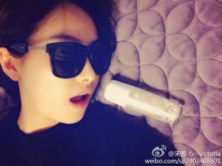 f(x)Victoria宋茜床上墨镜自拍照图片,影视
