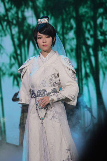 梦妮Gabby录制《天天向上》Cosplay首秀,影视