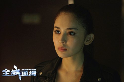 娜扎主演电影《全城通缉》饰演叛逆少女,影视