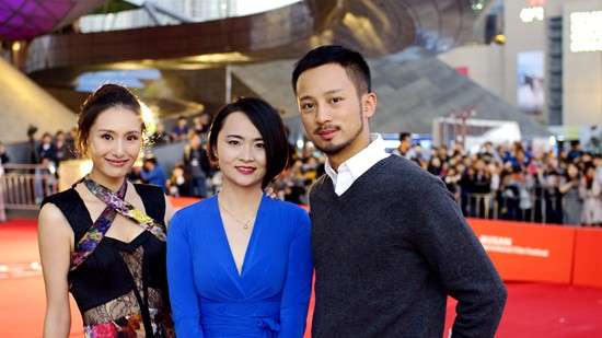 陈晓轩与《明月的暑期日记》主创釜山电影节红毯照
