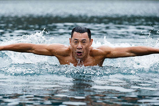 张丰毅变肌肉男神