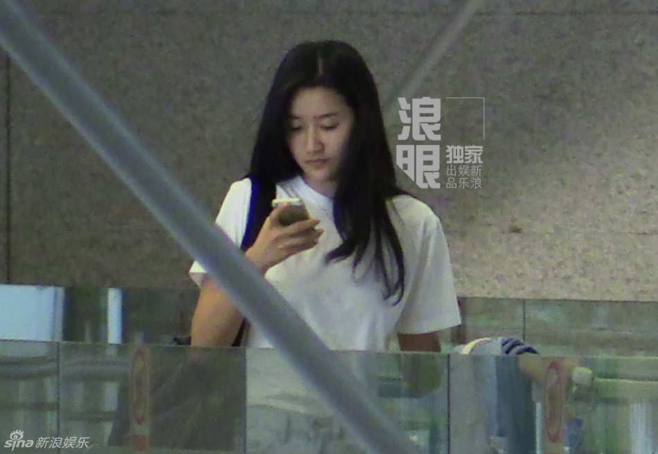 韩寒疑出轨-为赵卓娜接机图片,影视