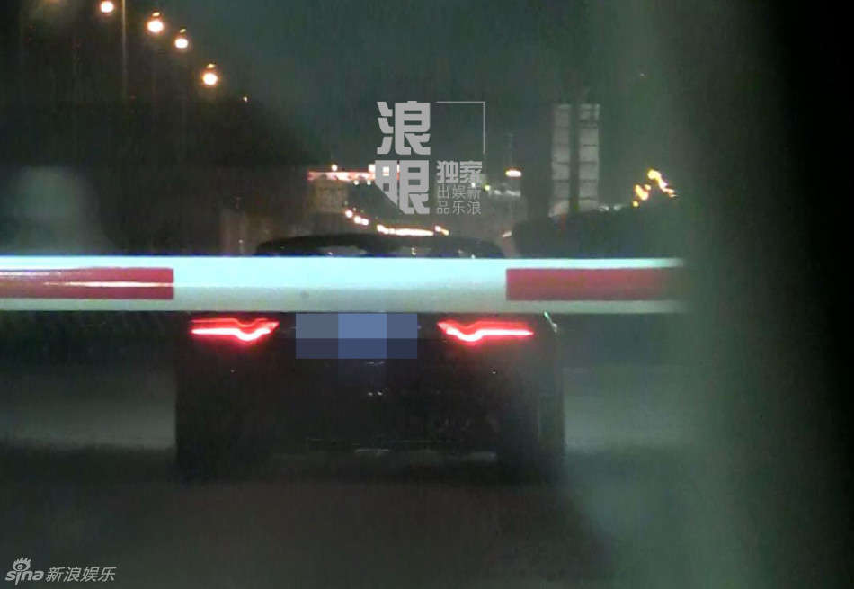 韩寒疑出轨-为赵卓娜接机图片,影视