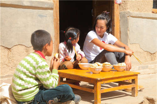 朱丹和孩子们一起吃饺子
