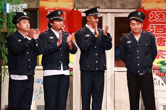 《乡村爱情8》主演之一的宋晓峰（右一），电视剧编剧之一的徐健博（左一）同时也是此幕戏编剧，作为助演之一出演。