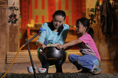 王艳与农村家庭的小女孩一起做饭洗碗