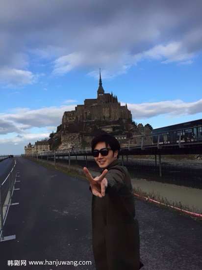 丁一宇“巡夜”法国 漫步街头访古堡,影视