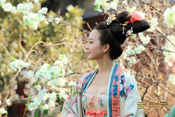 武则天 张钧蜜侧颜赏花