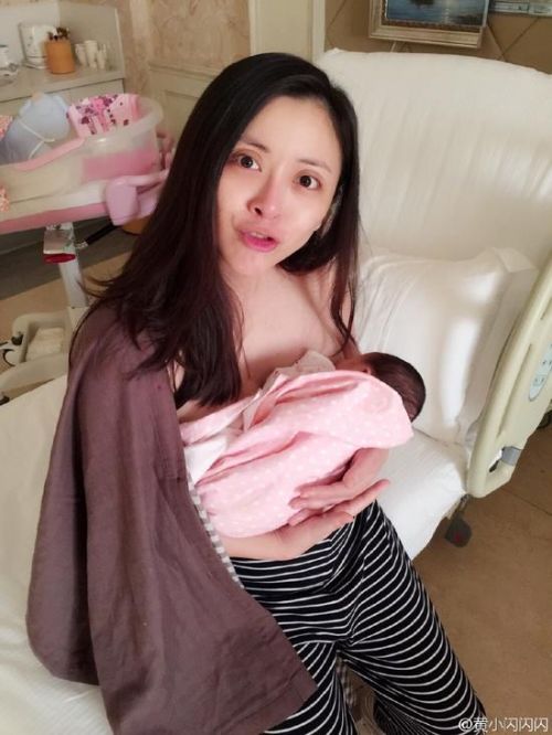 黄小蕾晒喂奶照