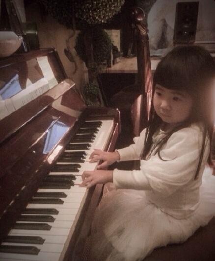 曹格晒女儿弹钢琴照 网友调侃：小龙女还会弹琴