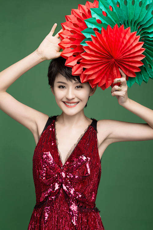 热依扎红裙惊艳脱俗