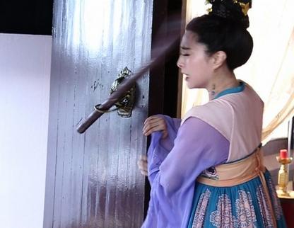 《武媚娘传奇》范冰冰拍戏被打伤眉骨 李晨撞树摔马