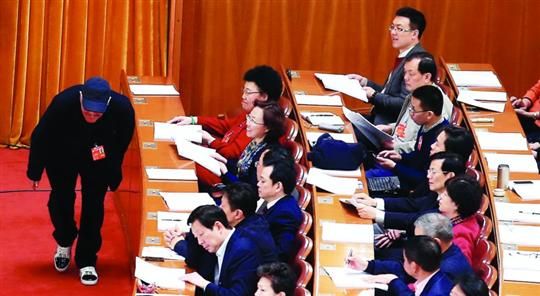□3月7日，全国政协十二届二次会议在北京人民大会堂举行第二次全体会议,姗姗来迟的全国政协委员赵本山压低帽沿、猫着腰进会场。 