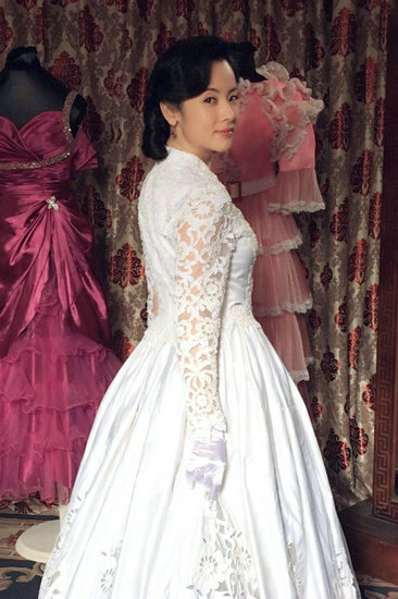 杨明娜《风云年代》婚纱造型