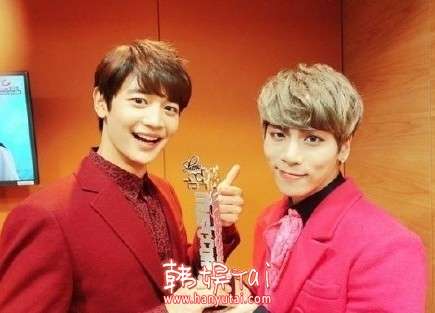 音乐中心 SHINEE钟铉-珉豪一位奖杯认证照片,影视