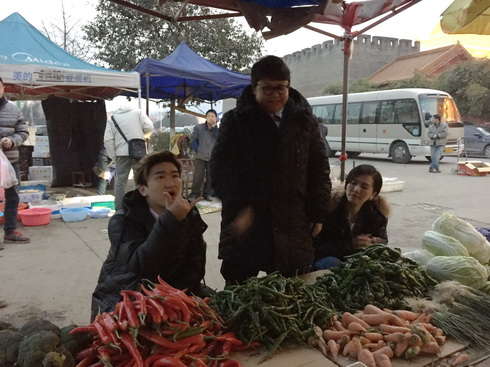 张大大、韩红、谭维维在菜市场买菜