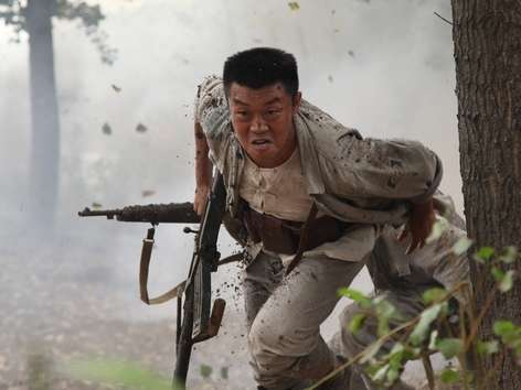 王义钦《一个和八个》战争戏抢镜