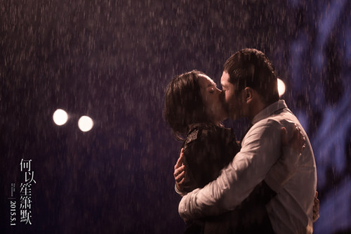 何以情侣雨中拥吻“爱不将就”
