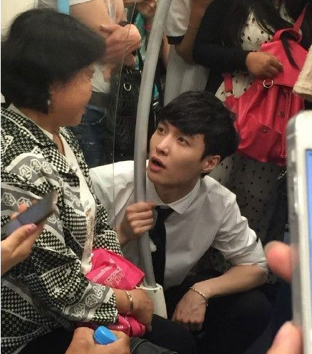 张艺兴与地铁乘客聊天
