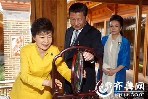 国家主席习近平向韩国总统朴槿惠赠送的苏绣作品《木槿花开》