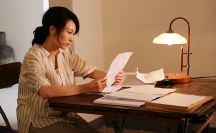 练束梅演过的电视剧 云巅之上_扮演女作家