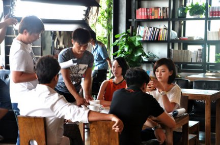 爱情筑梦师谢连根助理扮演者张绮烟与蒙依萌