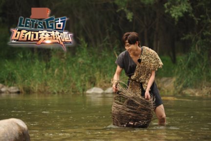 金圣柱咱们穿越吧 金圣柱河里用筷子夹鱼